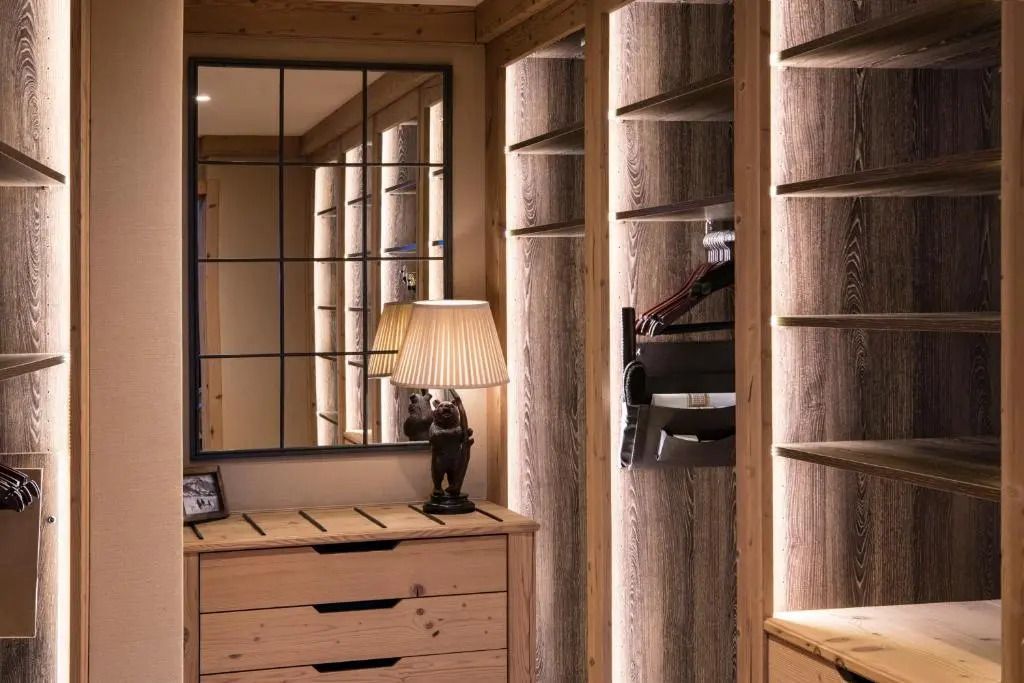 Begehbarer Kleiderschrank der Deluxe Suite im Gstaad Palace
