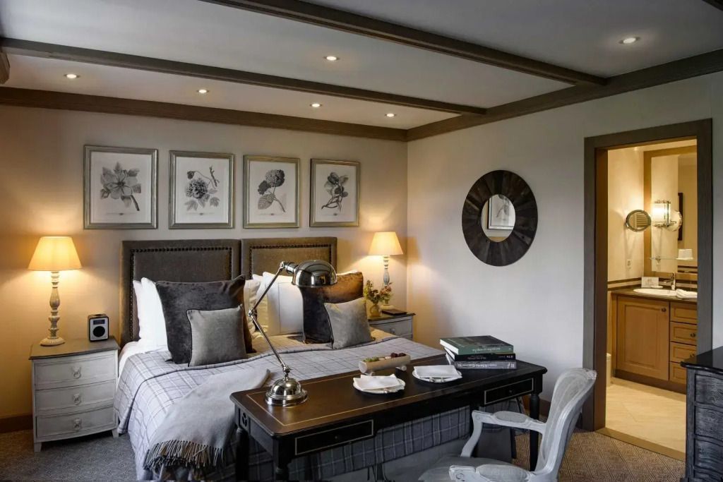 Klassisches Doppelzimmer mit elegantem Schreibtisch und gemütlicher Beleuchtung