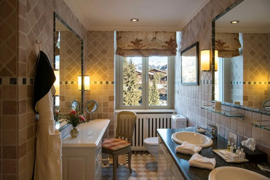 Elegantes Badezimmer mit Fensterblick auf Alpenlandschaft