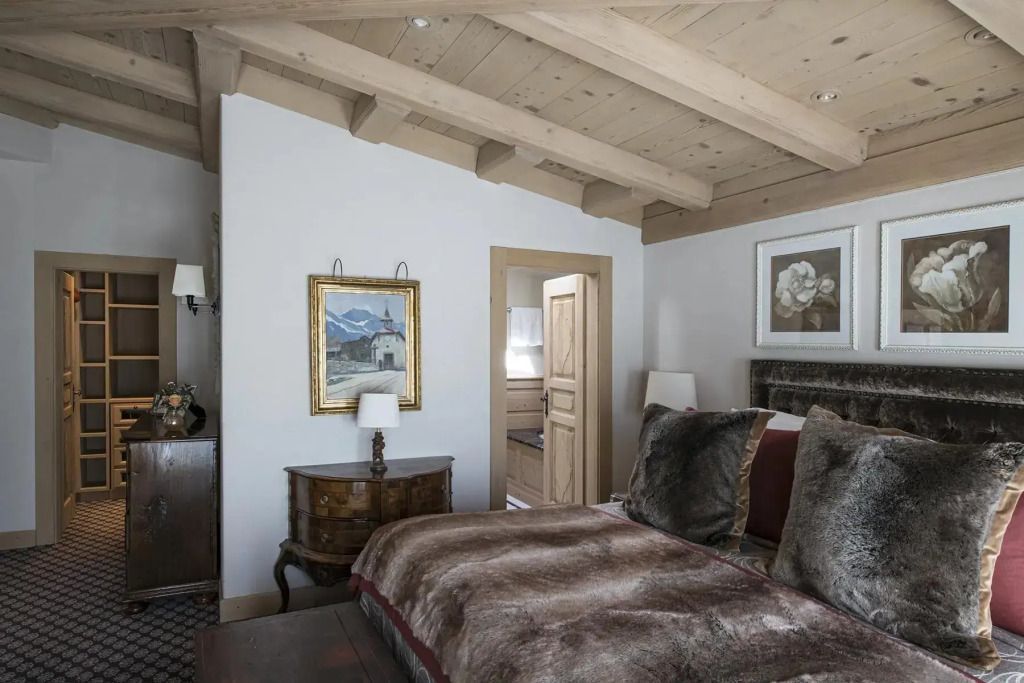 Schlafzimmer mit rustikalen Holzelementen und stilvollem Dekor.