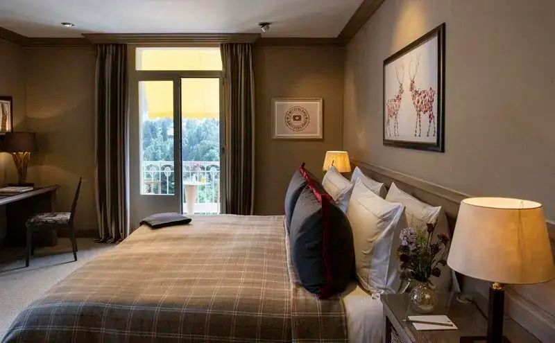 Helles Superior Doppelzimmer mit Doppelbett und Balkon mit Bergblick.