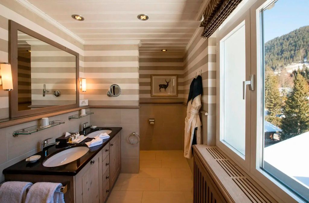 Modernes Badezimmer mit stilvollen Streifen und großen Spiegeln.