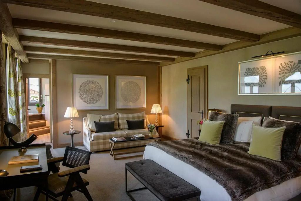 Geräumiger Wohnbereich mit Sofa und stilvoller Beleuchtung in der Suite.