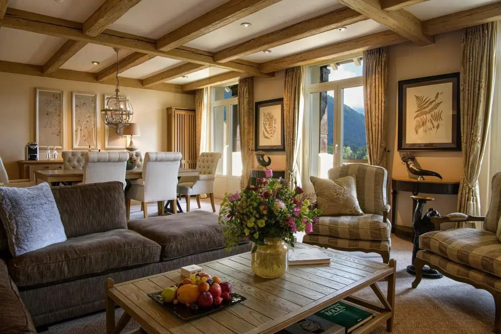 Geräumiges Wohnzimmer mit moderner Einrichtung und Bergblick