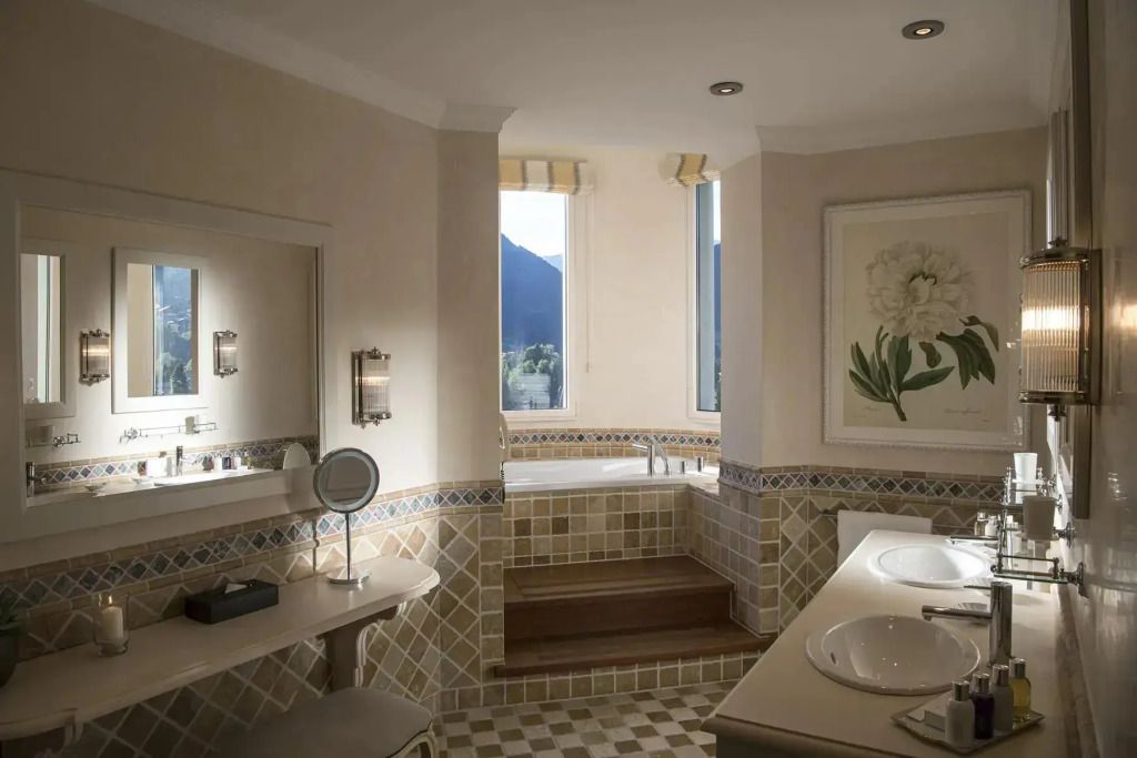 Helles Badezimmer mit Badewanne und Ausblick auf die Natur