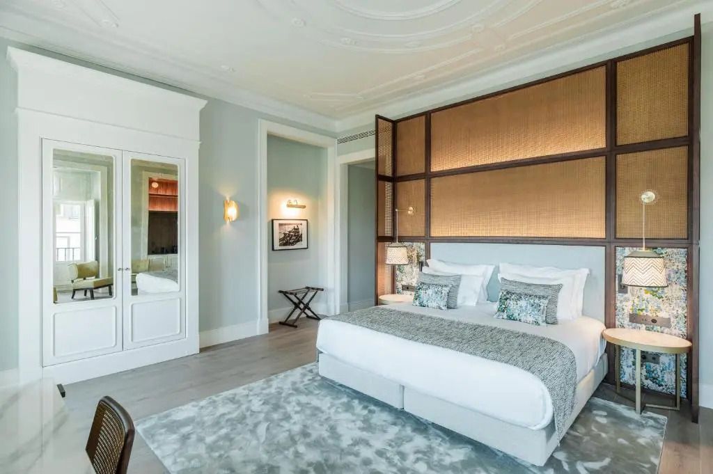 Helles Zimmer mit Doppelbett, dekorative Wandpaneele und eleganter Teppich