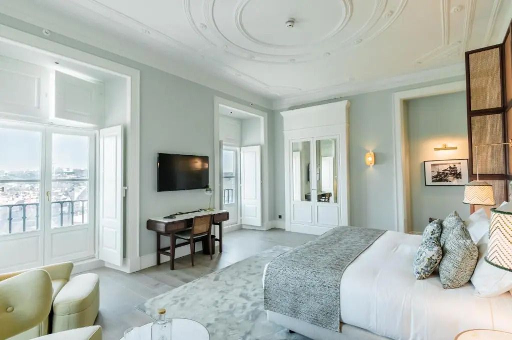 Geräumiges Zimmer mit eleganter Einrichtung Blick auf Schreibtisch und TV