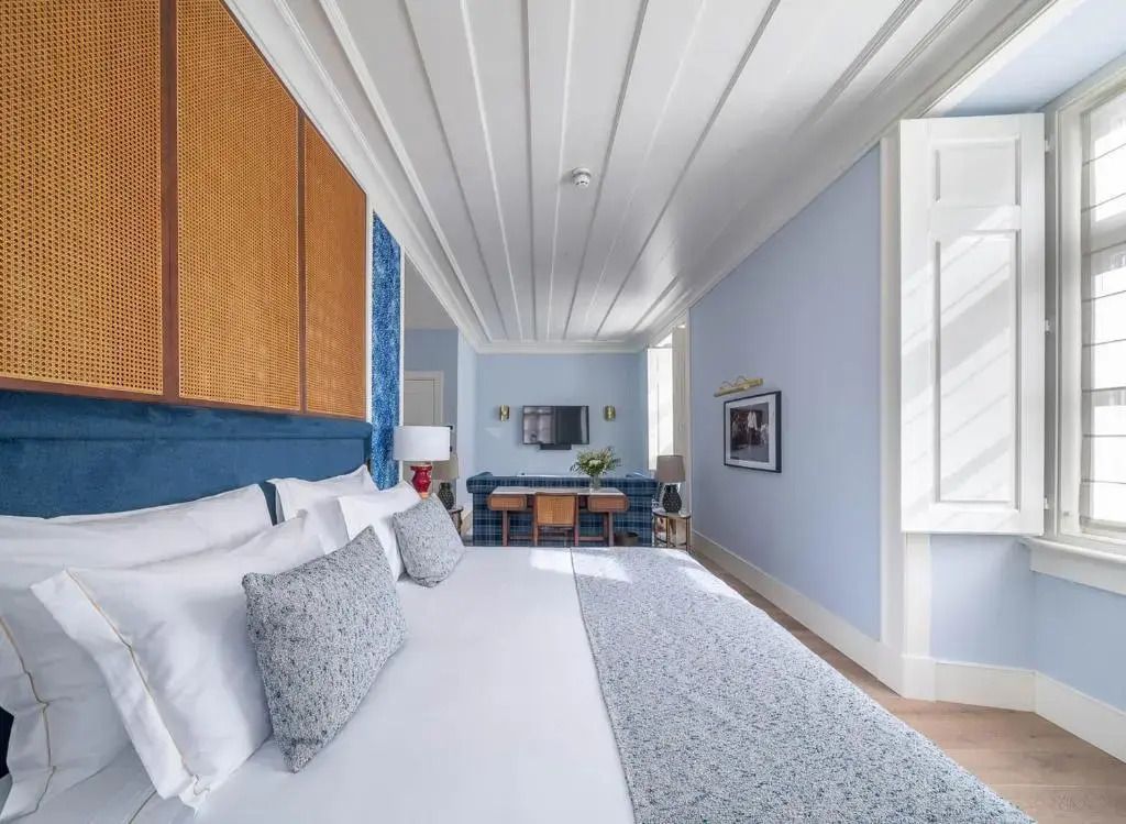 Geräumiges Schlafzimmer einer Junior-Suite mit großem Bett und elegantem Dekor.