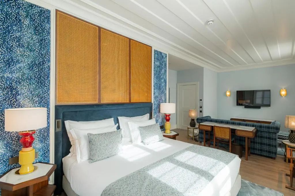 Helles Schlafzimmer einer Junior-Suite mit großem Bett und stilvollen Accessoires.