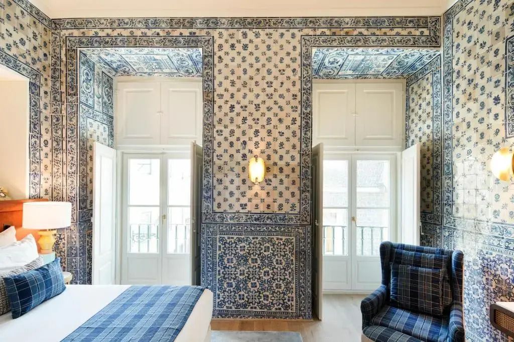 Zimmer mit typisch portugiesischen blauen Azulejos und zwei Balkontüren