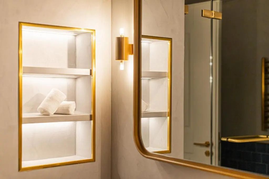 Nahaufnahme eines eleganten Badezimmerspiegels mit integrierter Beleuchtung.