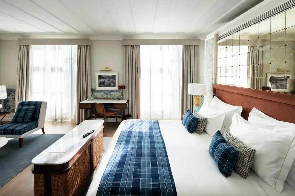 Geräumige Suite mit Doppelbett, Schreibtisch und natürlichem Licht