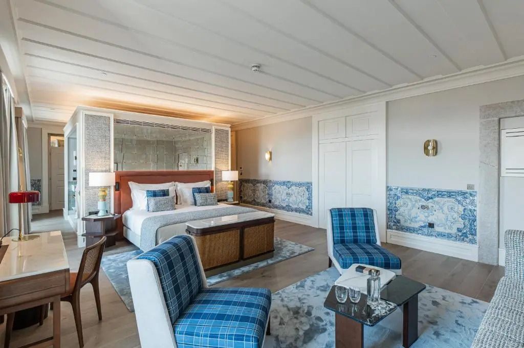 Luxuriöse Suite mit Sitzbereich und stilvollen Dekorationen