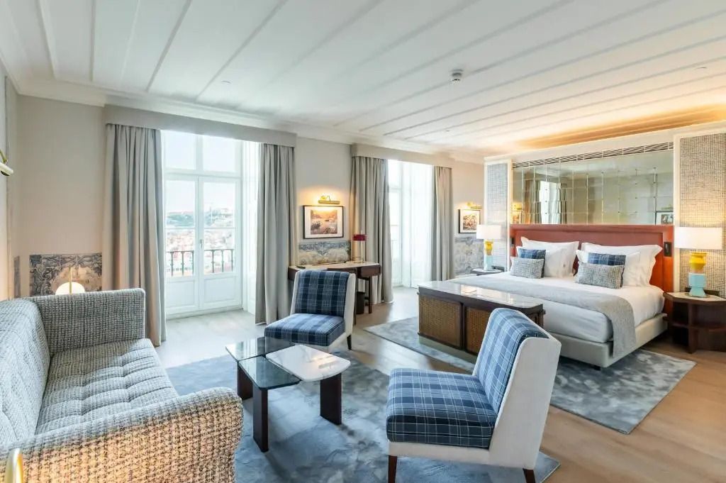 Helle Suite mit Sitzgruppe und Fensterfront