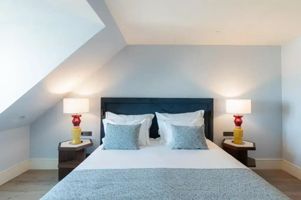 Luxuriöses Hotelzimmer mit stilvollem Doppelbett und modernen Lampen