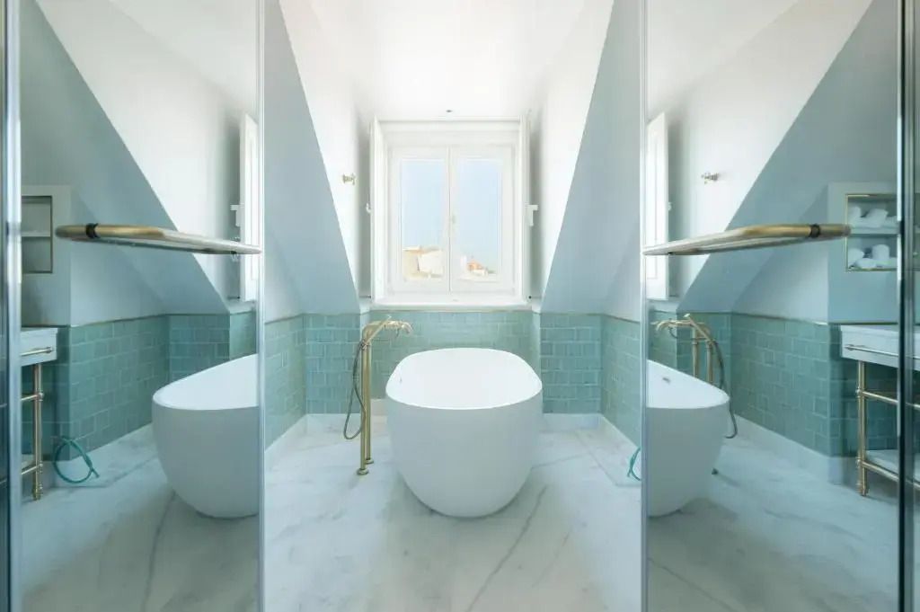 Freistehende Badewanne im eleganten Marmorbad mit natürlichem Licht