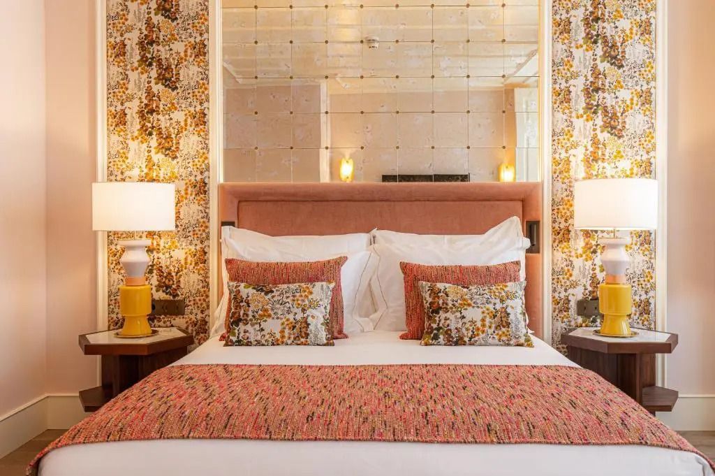 Farbenfrohes Superior Doppelzimmer mit floralen Dekoren und moderner Beleuchtung