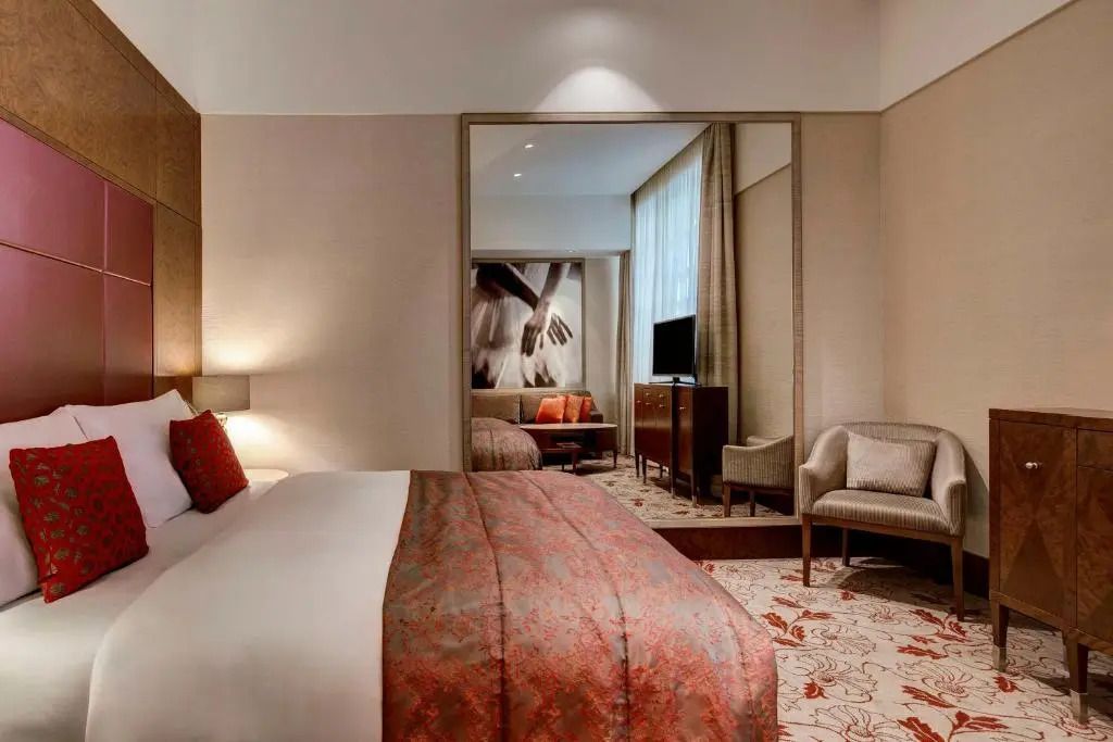 Elegantes Deluxe Zimmer mit großem Bett und Sitzbereich im Anantara Palais Hansen Vienna