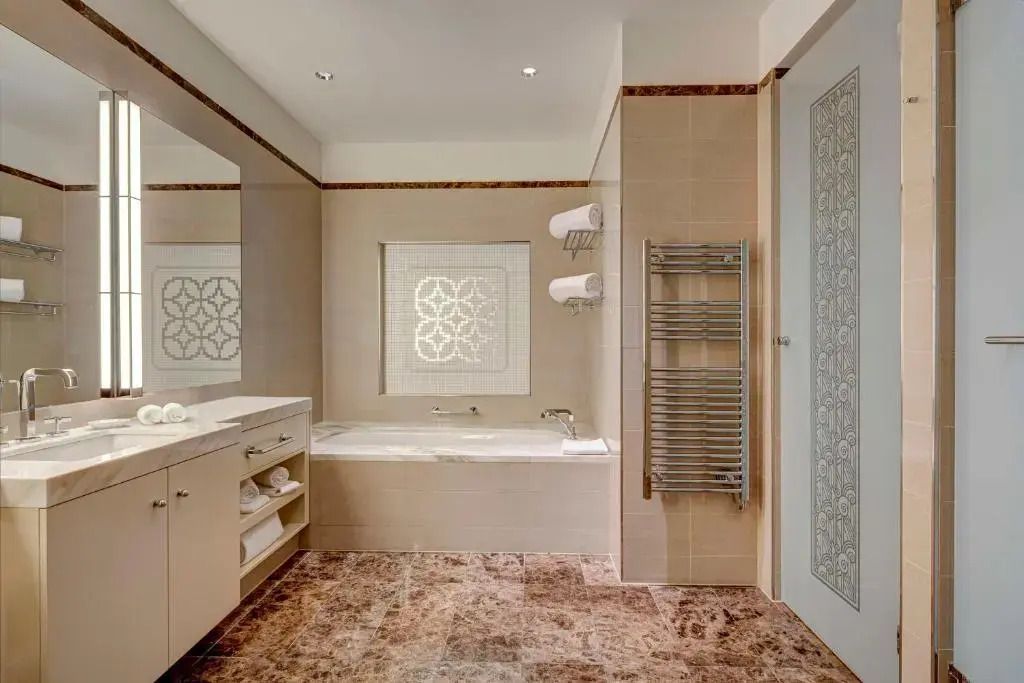 Luxuriöses Badezimmer mit Badewanne und stilvollem Dekor im Hotelzimmer