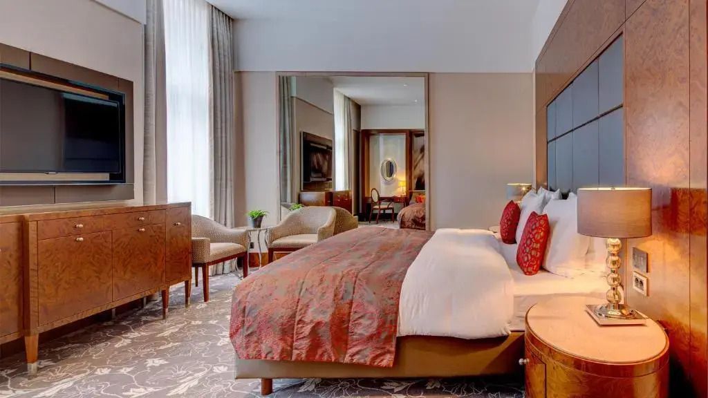 Geräumiges Deluxe Zimmer mit großen Fenstern und eleganter Einrichtung im Hotel