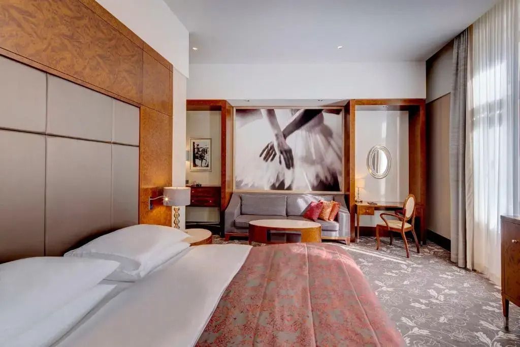 Elegantes Hotelzimmer mit Kingsize-Bett und stilvoller Kunst an der Wand