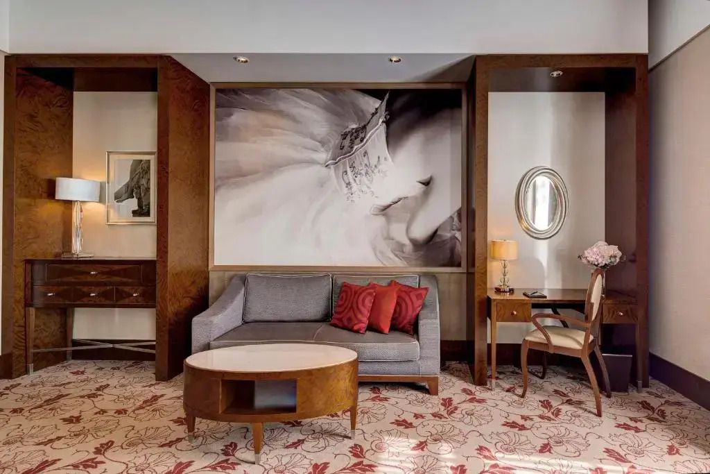 Sitzecke im Grand Zimmer mit Sofa und Kunstwerk