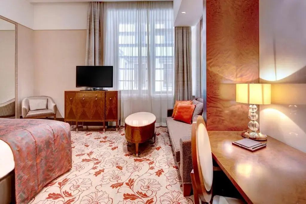 Helles Zimmer mit Sofa und Fernseher, traditionelle Dekoration