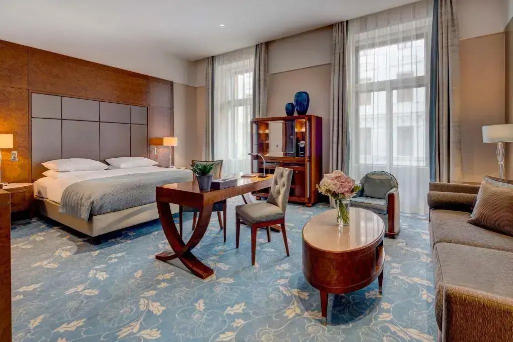 Elegante Junior-Suite mit großem Bett, Schreibtisch und stilvoller Einrichtung