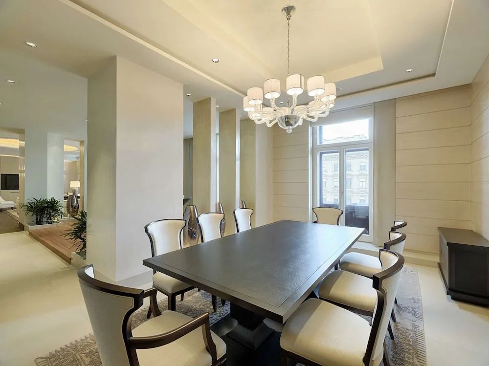 Elegantes Esszimmer mit großem Tisch und stilvollen Stühlen