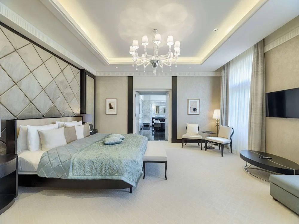 Luxuriöses Schlafzimmer mit großem Bett und eleganter Beleuchtung