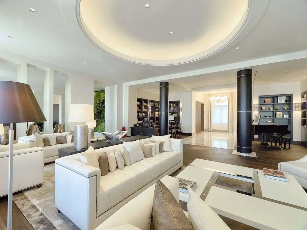 Geräumiges Wohnzimmer mit luxuriöser Einrichtung und großen Sofas