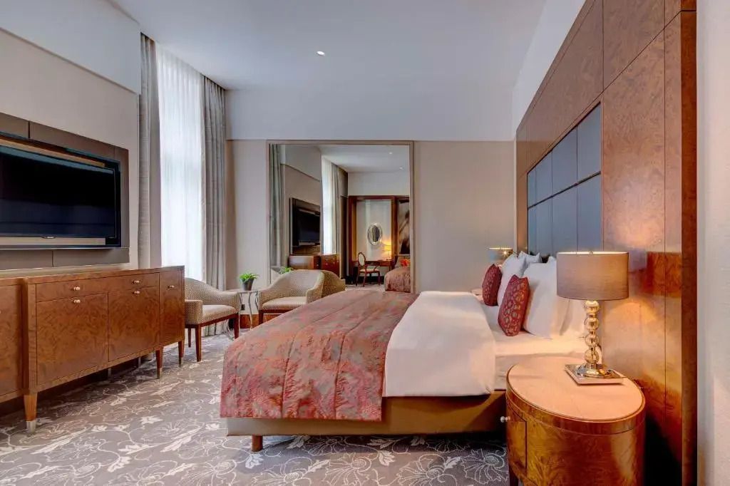 Premium Zimmer mit großem Bett und elegantem Interieur im Anantara Palais Hansen Vienna Hotel.