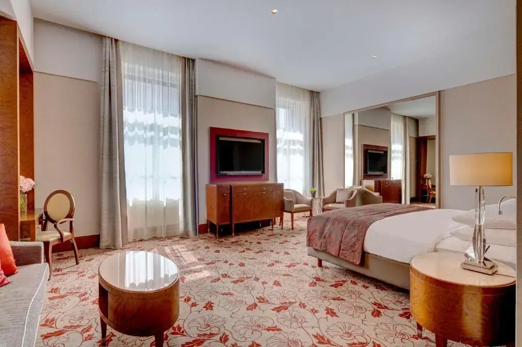 Großzügiges Premium Zimmer mit gemütlicher Sitzecke und moderner Einrichtung.