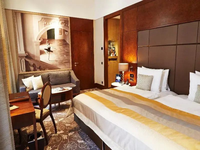 Modernes Standard Doppelzimmer mit Kunst an den Wänden