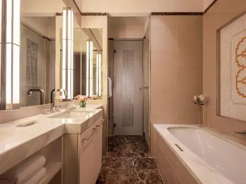 Luxuriöses Badezimmer mit großer Badewanne und Doppelwaschbecken