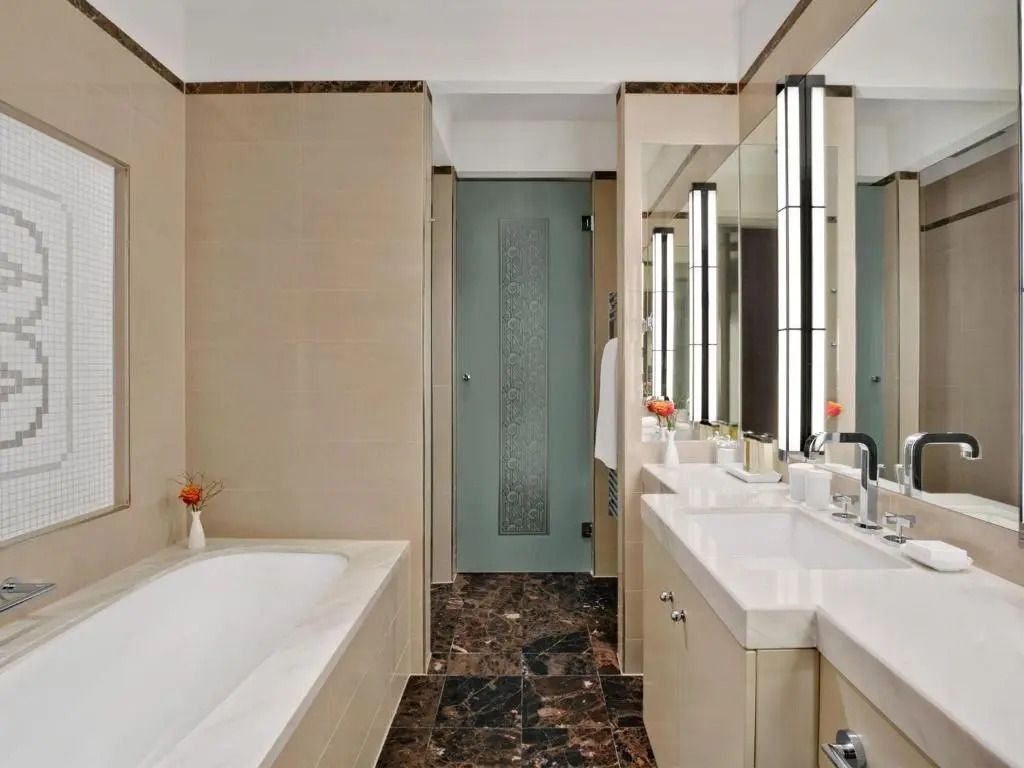 Luxuriöses Badezimmer mit großer Badewanne und doppeltem Waschbecken.