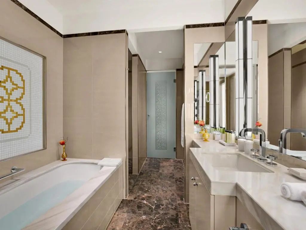Geräumiges Badezimmer mit Badewanne und Marmorboden.