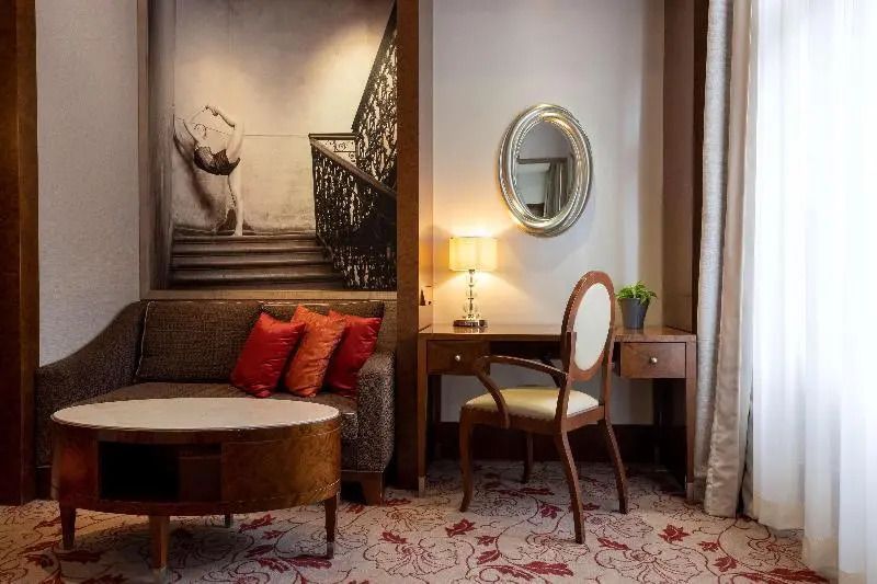 Gemütliche Leseecke mit Wandkunst und elegantem Schreibtisch