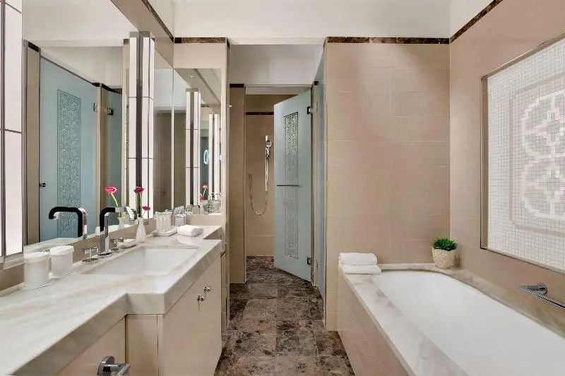 Modernes Badezimmer mit Doppelwaschbecken und Badewanne
