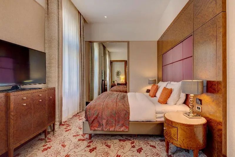 Elegantes Schlafzimmer mit stilvollem Dekor und Tageslicht