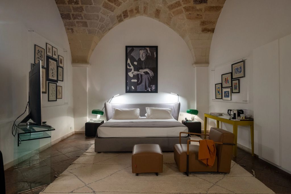 Großzügiges Schlafzimmer mit gewölbter Decke und moderner Einrichtung.