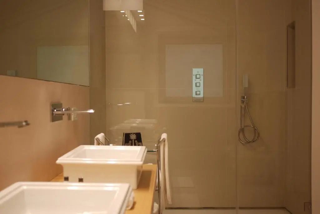 Modernes Badezimmer in der Junior-Suite mit Dusche und zwei Waschbecken