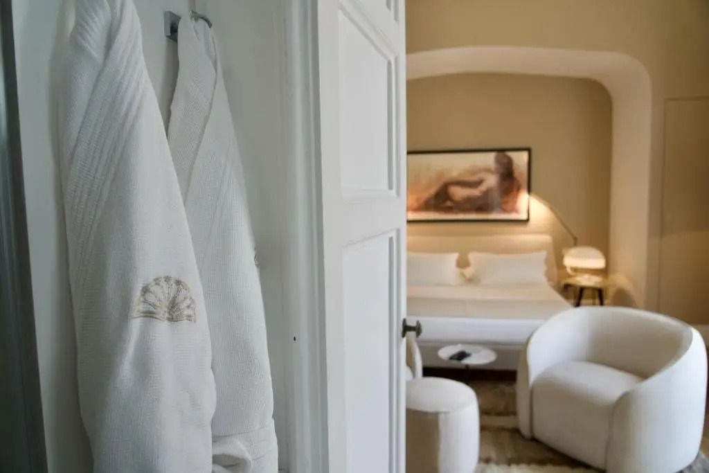 Eingang zur Junior-Suite mit luxuriösem Interieur und weichen Bademänteln