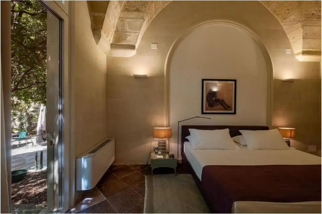 Gewölbter Deckenbereich der Superior Suite mit stilvollem Doppelbett.