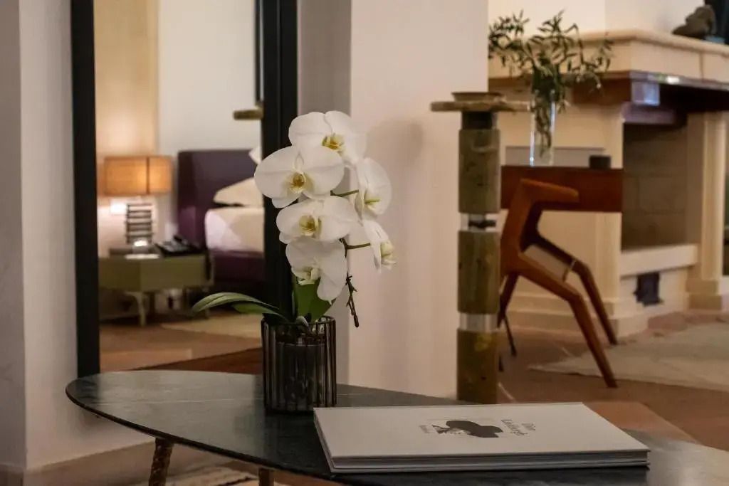 Orchidee auf Designertisch in der Superior Suite.