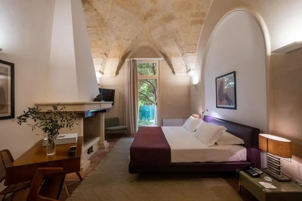 Superior Suite mit gewölbter Decke und luxuriösem Interieur.