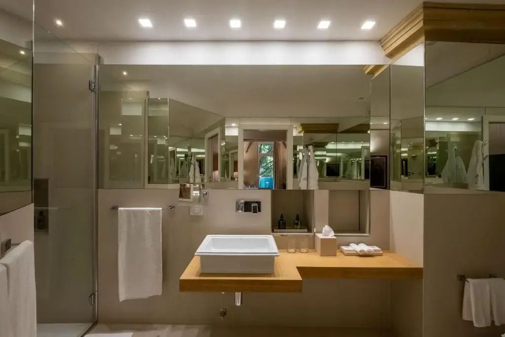 Modernes Badezimmer mit eleganten Spiegeln in der Superior Suite.