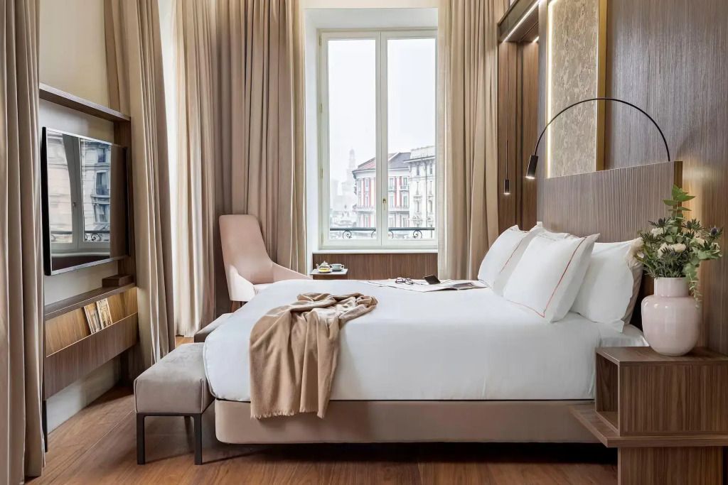 Gemütliches Hotelzimmer mit Doppelbett und Ausblick auf die Stadt