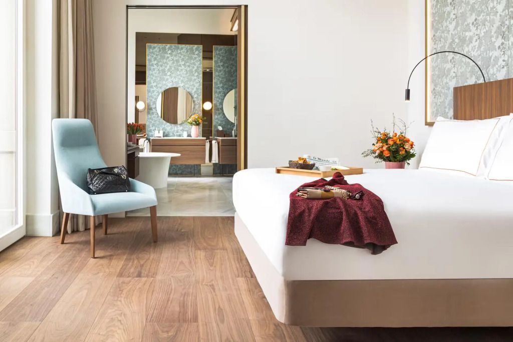 Elegantes Schlafzimmer mit Blick auf stilvolles Badezimmer und Dekoration