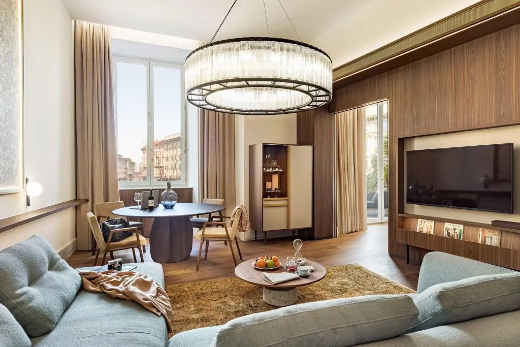 Geräumiges Wohnzimmer mit luxuriösen Möbeln und großem Kronleuchter